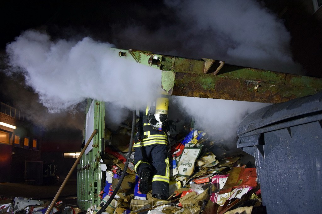 Feuer Papp Presscontainer Koeln Hoehenberg Bochumerstr P322.JPG - Miklos Laubert